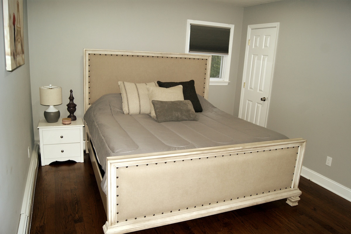 Chumba bora cha kulala:
Kitanda cha ukubwa wa kifalme.
-Smart TV. Standard Cable, Netflix, Hulu, Amazon Prime Video na zaidi.
-Bafu Binafsi. 