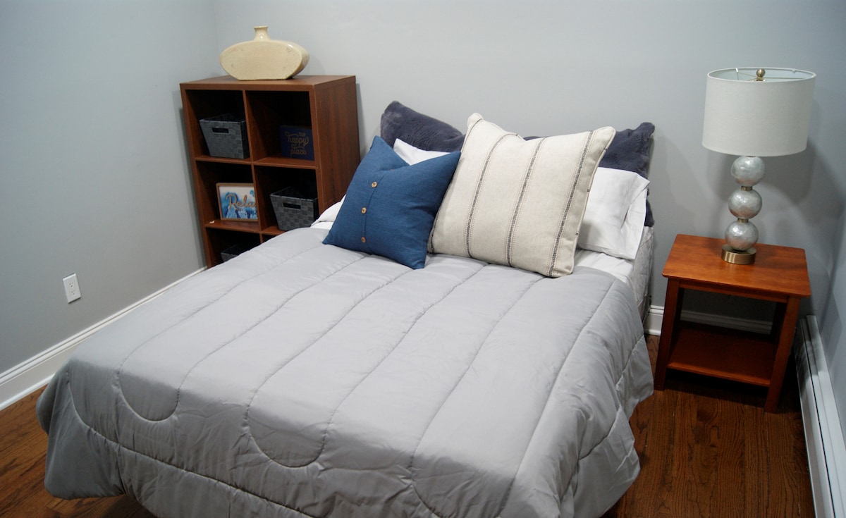 Chumba hiki kina dirisha kubwa lenye mwonekano mzuri wa mazingira yetu ya asili, milima, njia za matembezi, bustani, mpira wa kikapu na viwanja vya tenisi.
-Kitanda chenye ukubwa
maradufu - Televisheni kubwa yenye programu zote za kutazama video mtandaoni
- Kabati lenye ukubwa kamili na stendi 3 kubwa/droo nyingi