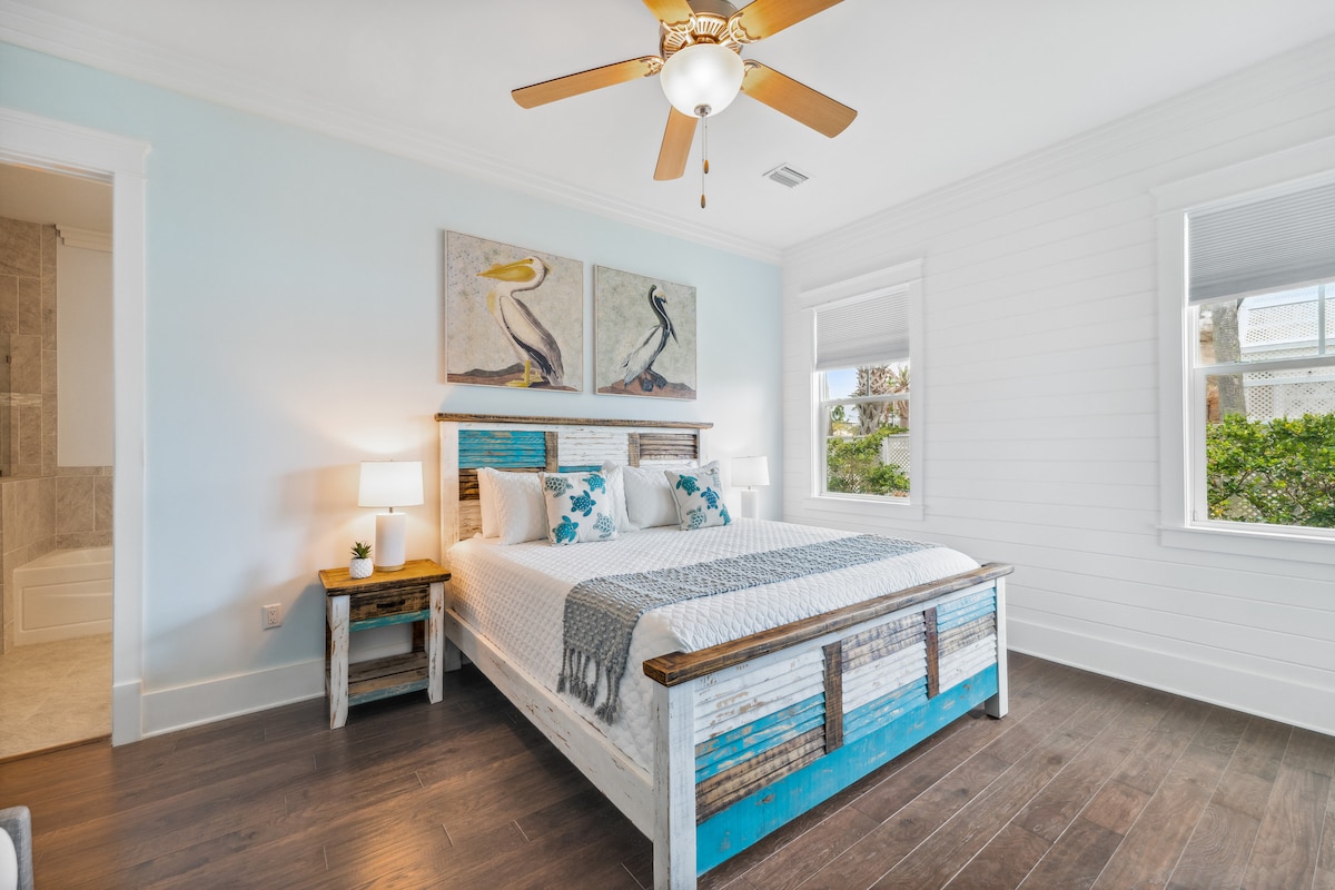 [Dormitorio principal #1, Abajo]. ¡Llega a la piscina! Cama king y sofá cama doble con cama nido extraíble. Baño privado en la habitación.