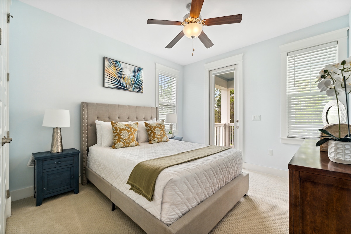 [Dormitorio n.º3, arriba]. Cama tamaño queen, vestidor, vestidor, balcón con vistas al bosque, baño con ducha, lavabos individuales e inodoro privado.