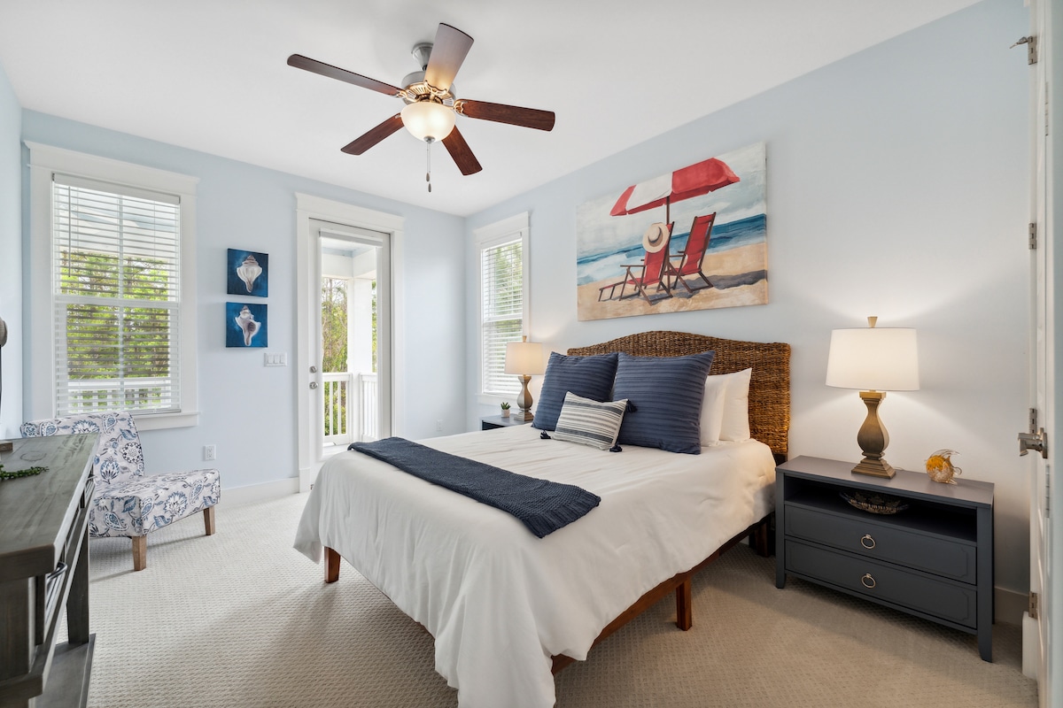 [Dormitorio n.º4, arriba]. Cama tamaño queen, vestidor, vestidor, balcón con vistas al bosque, baño con ducha, lavabos individuales e inodoro privado.