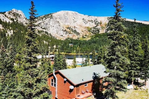 Cheerful Mountain Oasis with Hot Tub