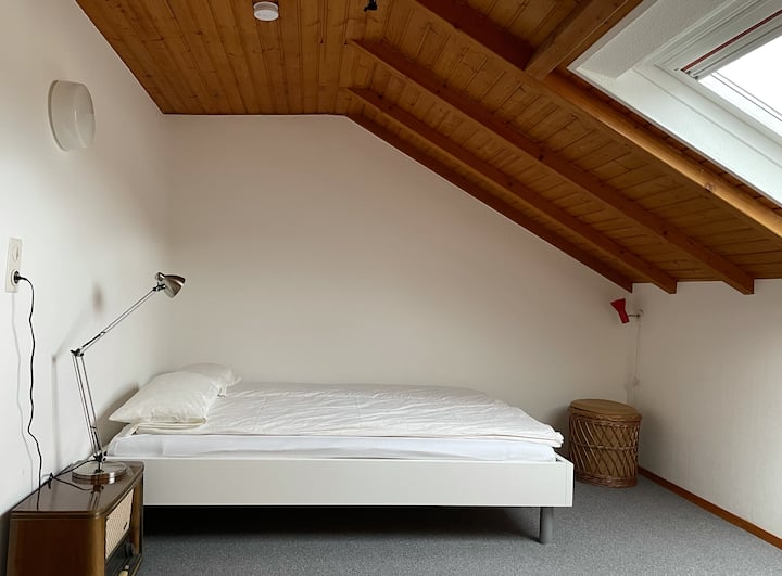 ห้องนอนเตียงกว้าง 1.4 เมตรและยาว 2 เมตร