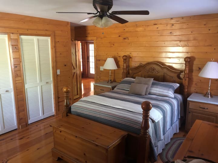 Chumba kikuu cha kulala mbali na chumba cha familia kina kitanda cha ukubwa wa queen, chumba kikubwa, nafasi kubwa ya kabati.