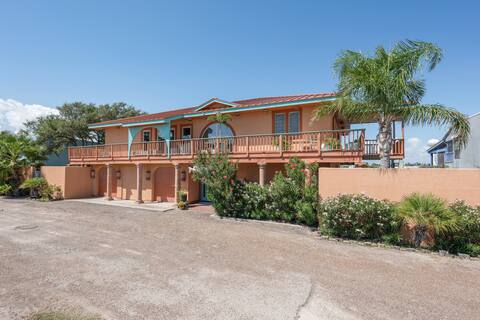 Gorgeous Waterfront 4-bedroom Villa with pool
