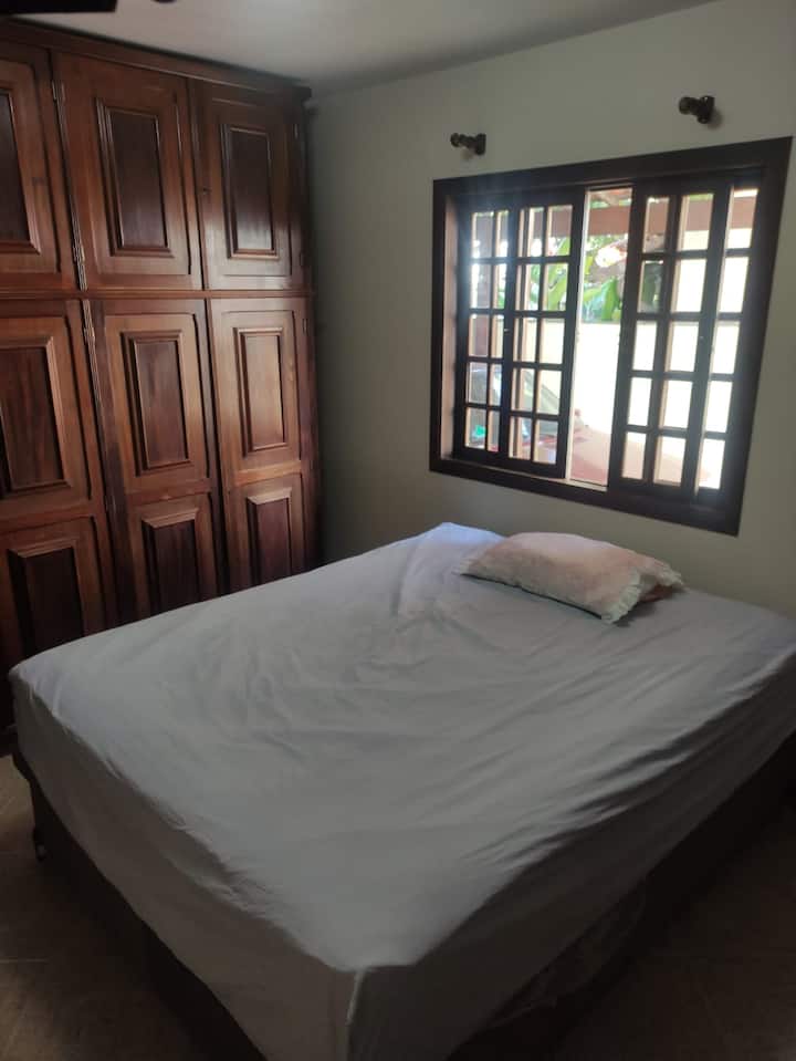 Chambre confortable, aérée et calme.