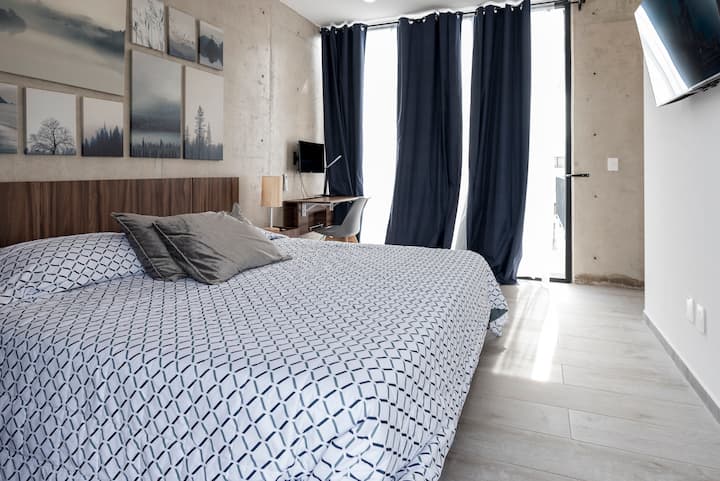 เลือกว่าคุณต้องการแสงหรือสีเข้มด้วยผ้าม่านสีดำในห้องนอนใหญ่