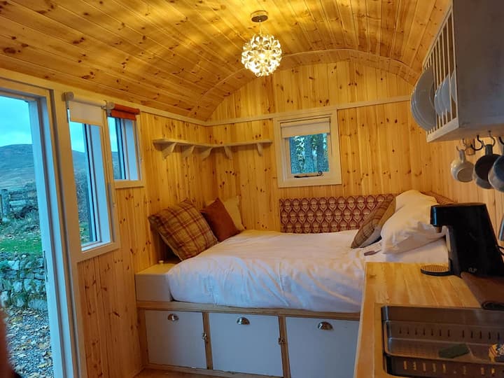 Highland hut in Scotland photo 2