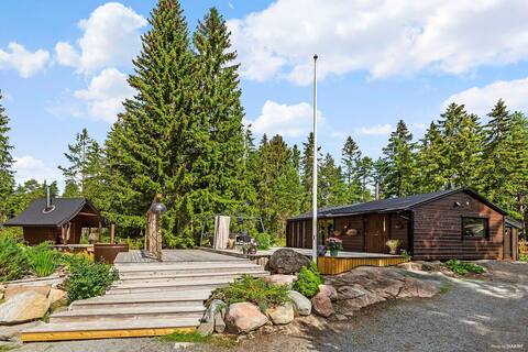 Cheerful house with sauna and bathtub