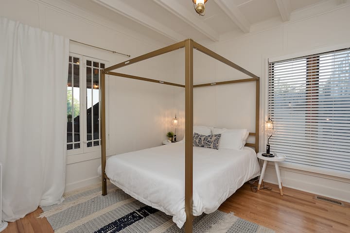 アッパーレベルベッドルーム（クイーンサイズベット）