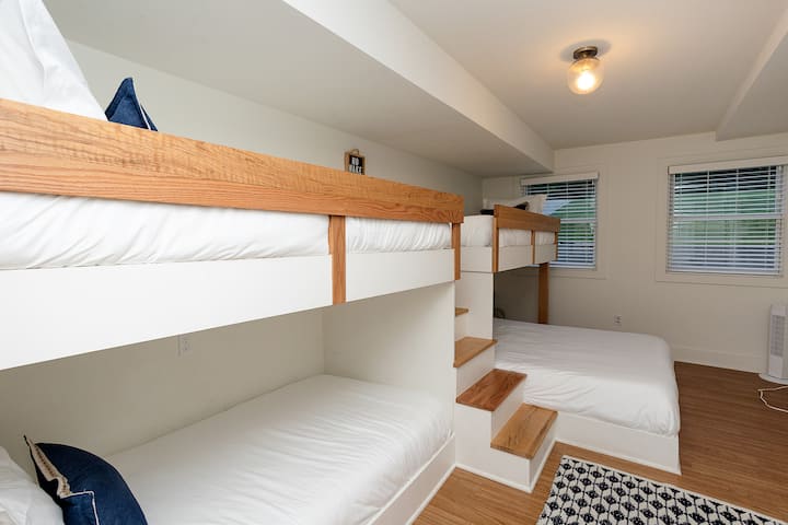 下層階のバンクルーム（ツイン3台とクイーンサイズベッド1台）