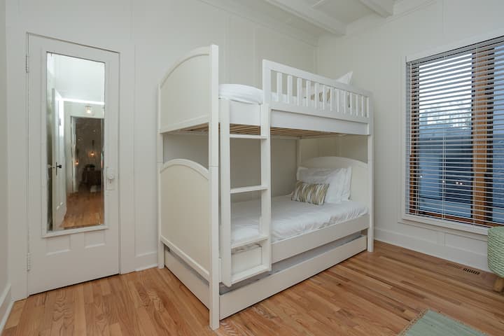 上層階のバンクルーム（ツインオーバーツインとツイントランドル）