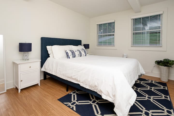 下の階の寝室（クイーンサイズベッド）