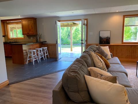 Top Airbnb: Private walkout basement with kitchen & laundry in Waterloo
