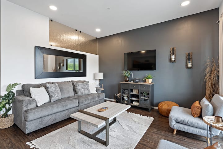 ขอต้อนรับสู่สุดยอดโซนพักผ่อน! ห้องนั่งเล่นที่กว้างขวางนี้มีเฟอร์นิเจอร์ที่มีสไตล์และทีวีจอแบนที่ทันสมัย # LivingRoomGoals 