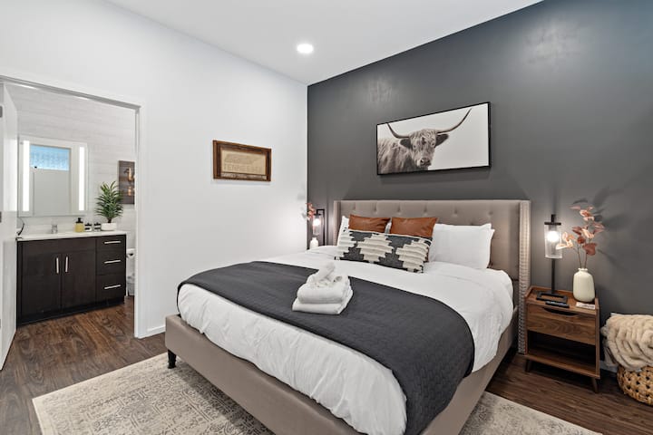 ดื่มด่ำกับความสะดวกสบายและสไตล์ที่ดีที่สุดด้วยเตียงที่ทำอย่างพิถีพิถันและกระจกเก๋ๆในห้องนอนในฝันของคุณ # การพักผ่อน