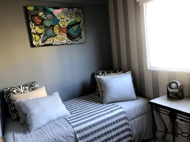 chumba kwenye ghorofa ya chini au kinaweza kutumika kama chumba cha kuchezea au chumba cha televisheni