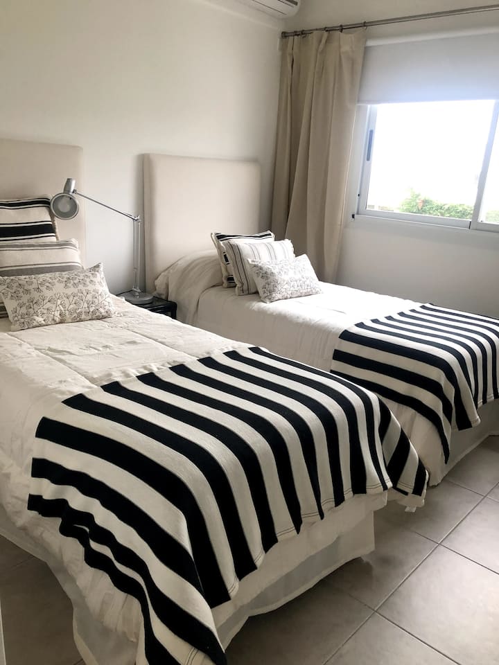 chumba cha pili kwenye ghorofa ya kwanza, kina kiyoyozi cha baridi/joto 