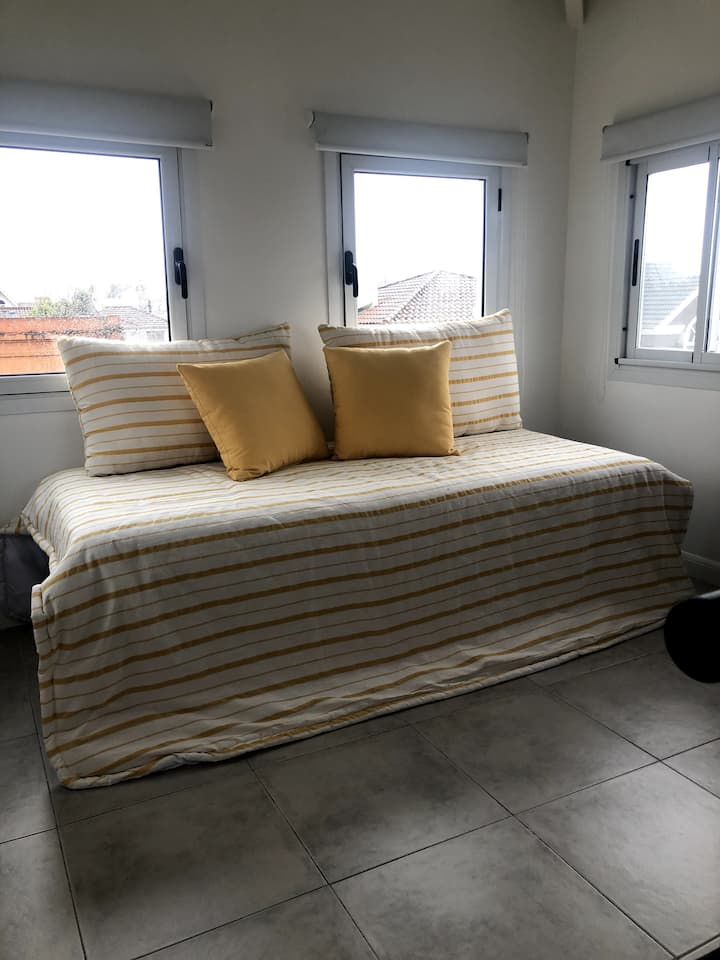 Chumba cha ghorofa ya pili kilicho na kiyoyozi (moto /baridi ) 