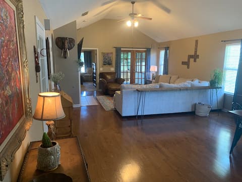 Top performing Airbnb: Cozy, Family-Friendly Home 5 Miles to Stadium. in Tuscaloosa