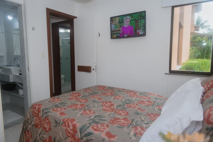 Suite 2. Vue panoramique sur le quartier central de la copropriété, avec un lit double, avec un lit simple, une armoire à deux portes, une climatisation séparée, un ventilateur de plafond et une télévision connectée.