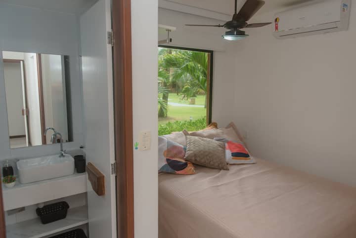 3. Lit double, attelle de climatisation avec télévision intelligente, ventilateur au plafond, armoire avec porte.