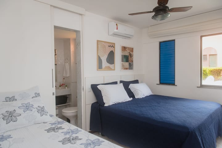 Suite 1.  Avec lit Queen Size, lit simple et lit simple, climatisation séparée, armoire à quatre portes, ventilateur de plafond et télévision connectée