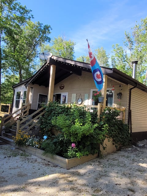 Cheerful 4 Br home, 10 min from Grand beach.