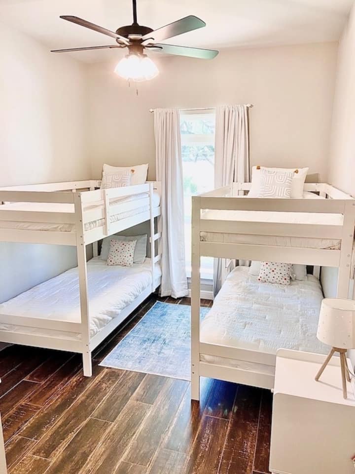 Chambre avec lits superposés.
