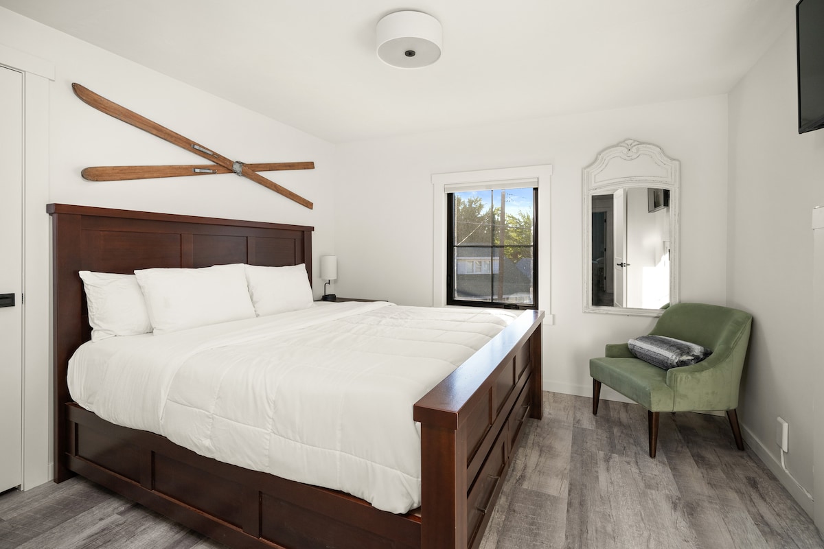 Spavaća soba 1 s bračnim krevetom, pametnim TV-om, dokom za punjenje, ugrađenim garderoberom, Pack N Playom i kutkom za igru za djecu. 