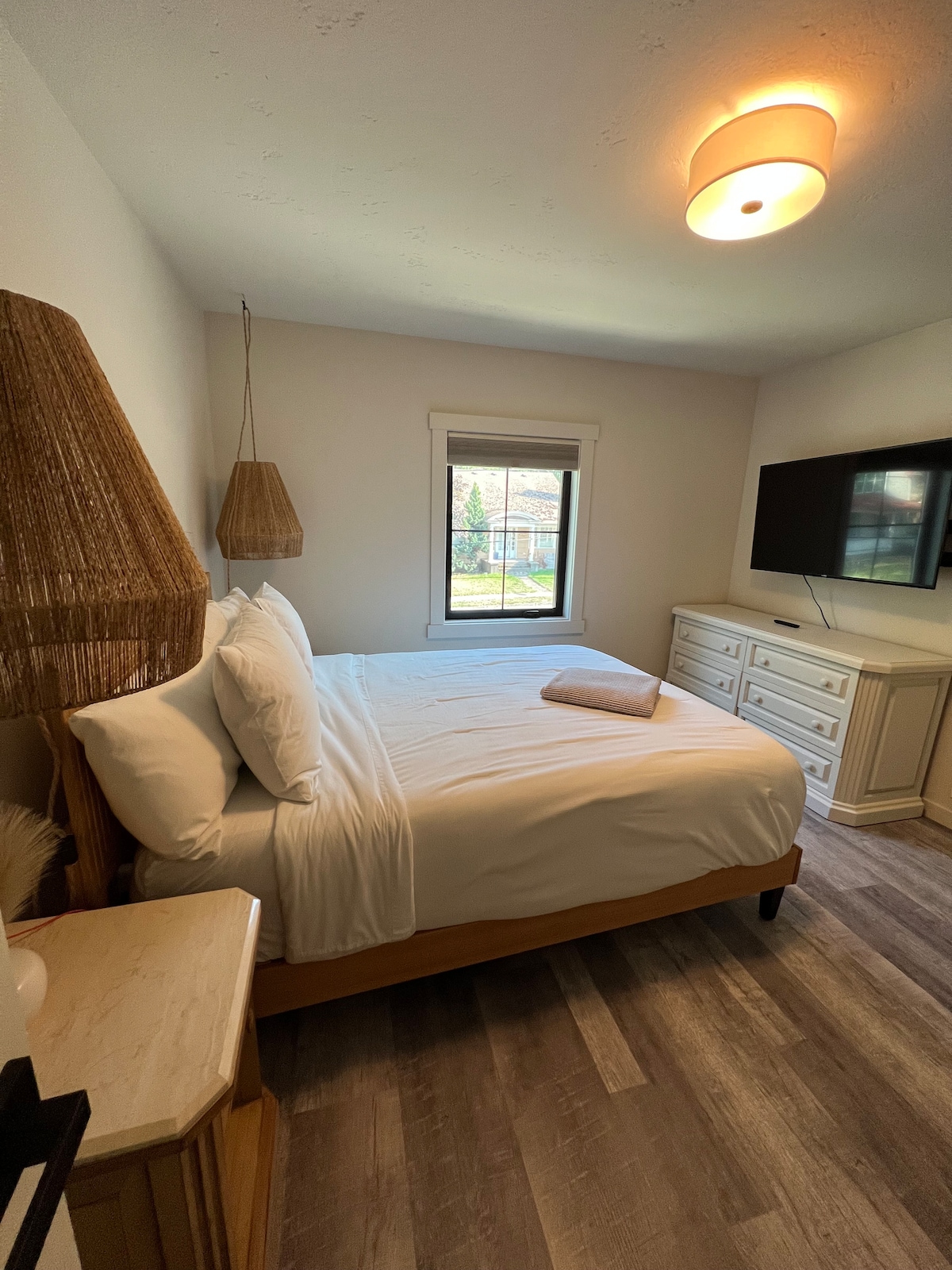 Spavaća soba 3 sadrži veliki bračni krevet, pametni televizor, prostor za pohranu, veliko ogledalo i punjače za iPhone.