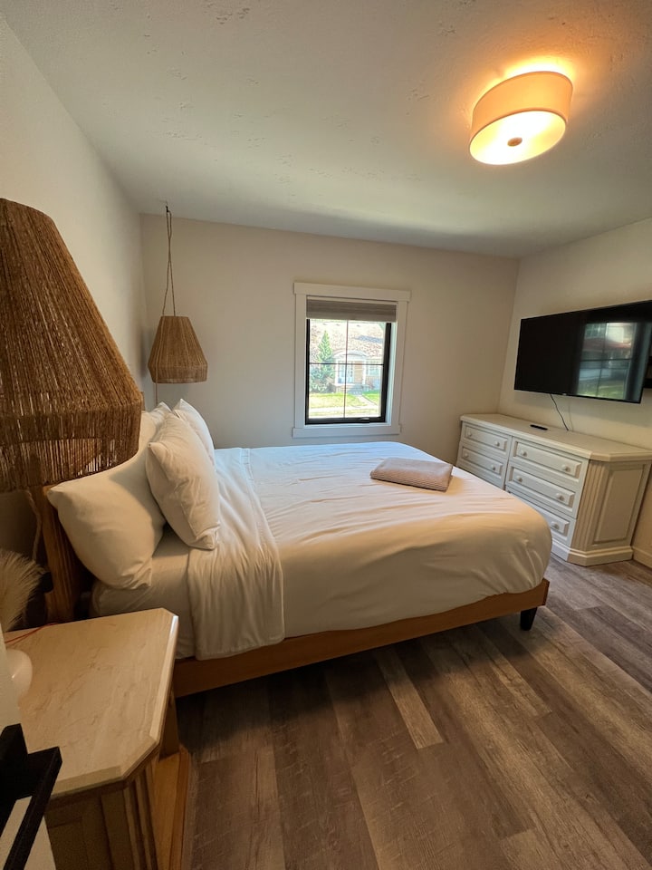 La chambre 3 contient un lit King Size, une télévision connectée, un espace de rangement, un miroir pleine grandeur et des chargeurs pour iPhone.