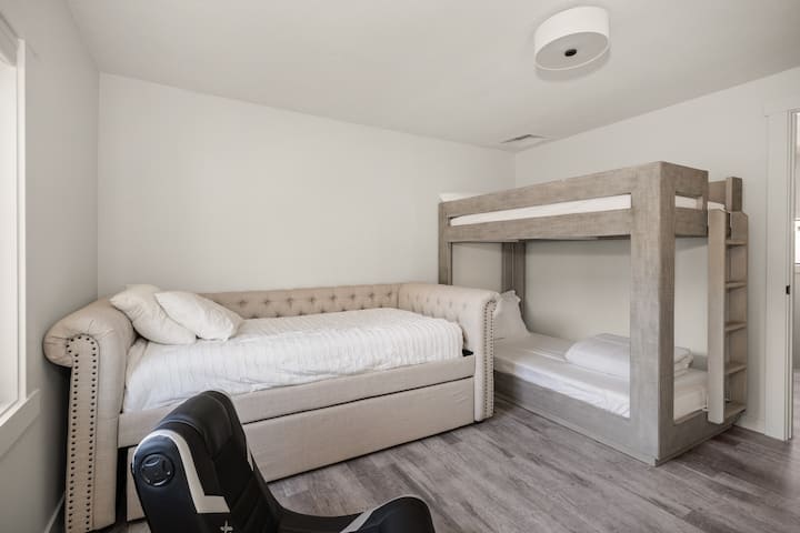 La chambre 2 est spacieuse avec des lits superposés, des lits gigognes avec des lits gigognes, des chaises de jeu, une télévision connectée, une Wii, une Xbox, un quai de recharge et un dressing.