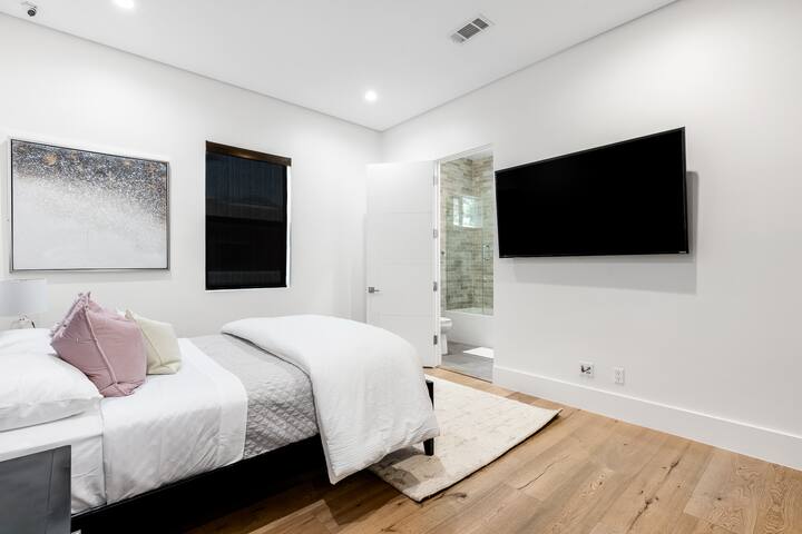 Gorgeous Modern Farmhouse w/pool, office, outdoor gallery image 3