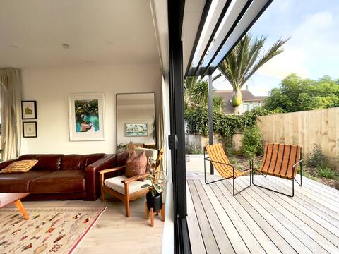 Stylish 1 Bedroom Art House