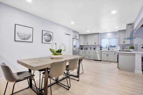 Beautiful Remodeled Villa 4B2B Close to Disneyland