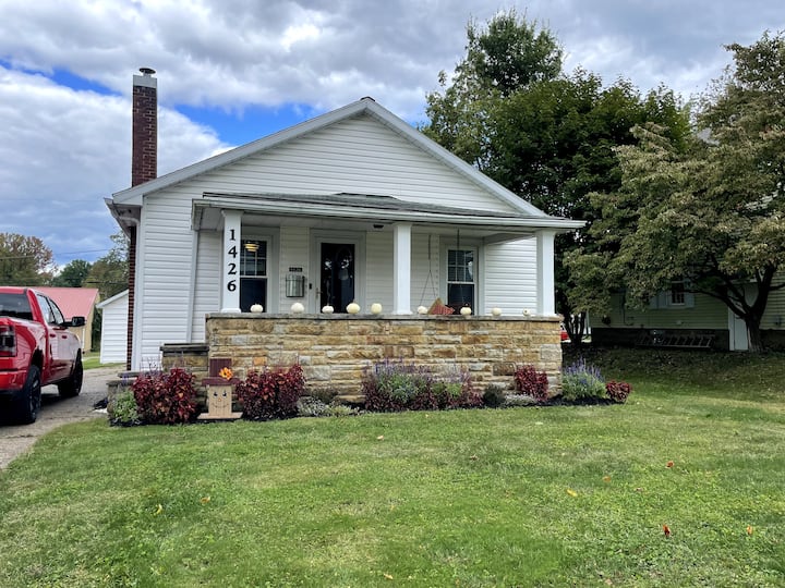 Cozy 2 bedroom home with large backyard