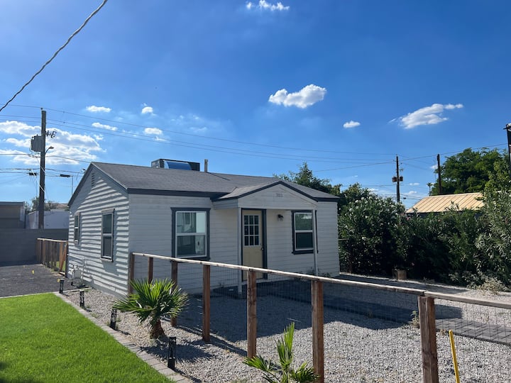 Cute house, walking distance to downtown Chandler!