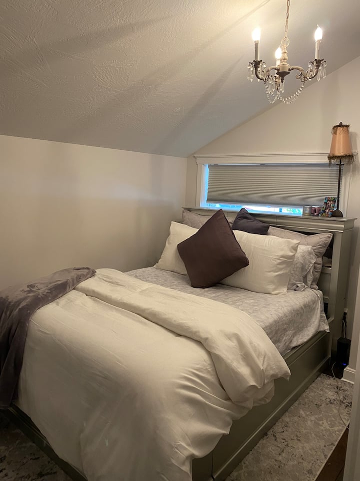 חדר שינה 1. מיטת קווין 