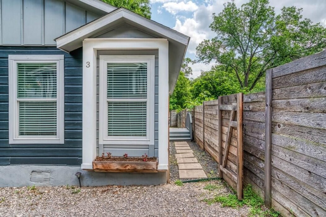 Trendy ATX Home, Walking Distance to Downtown!