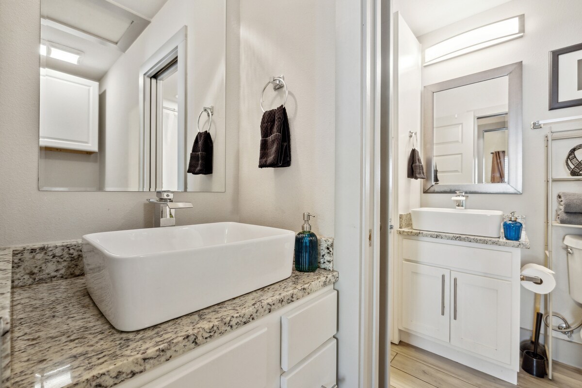 Trendy ATX Home, Walking Distance to Downtown!