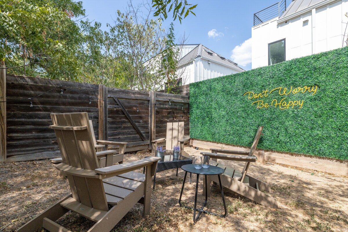 Trendy ATX Home, Walking Distance to Downtown!