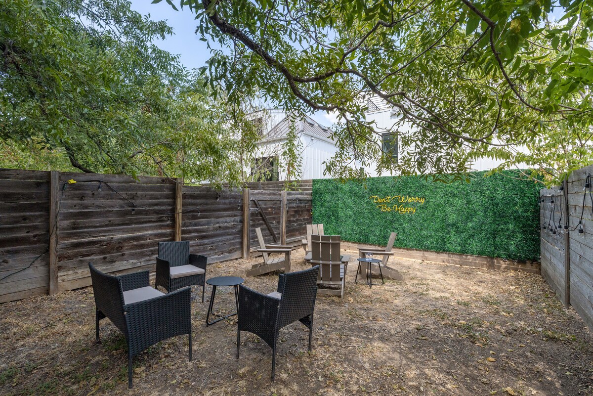Trendy ATX Home, Walking Distance to Downtown!