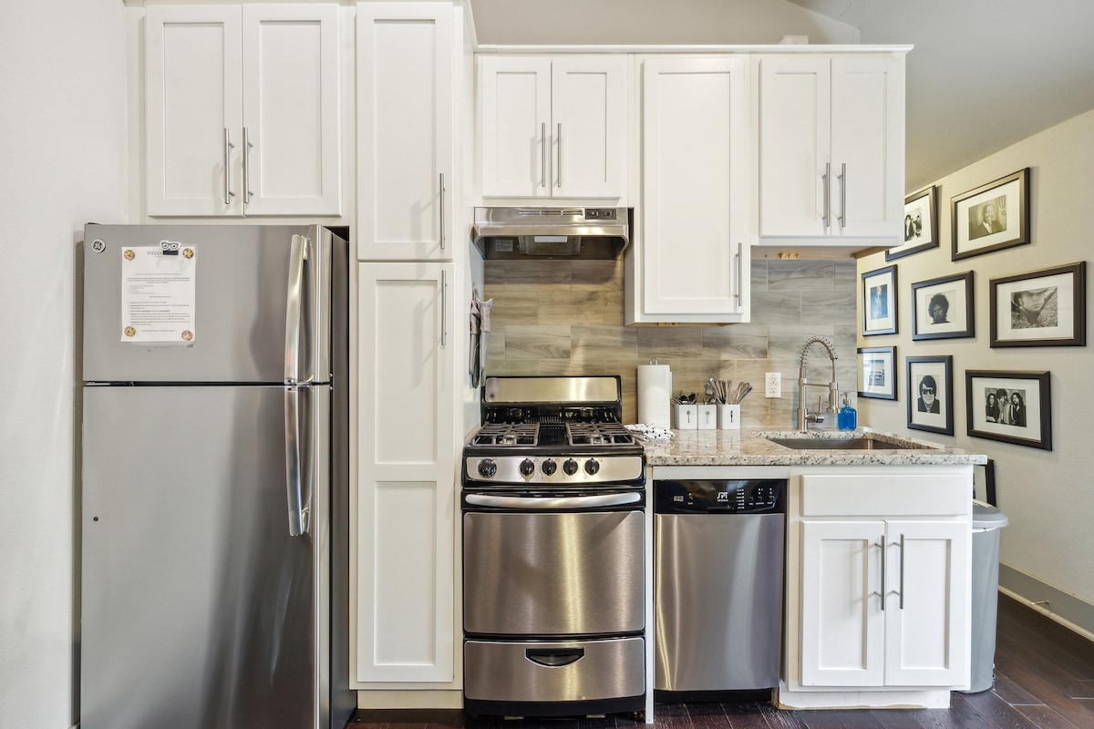 Trendy ATX Home, Walking Distance to Downtown!