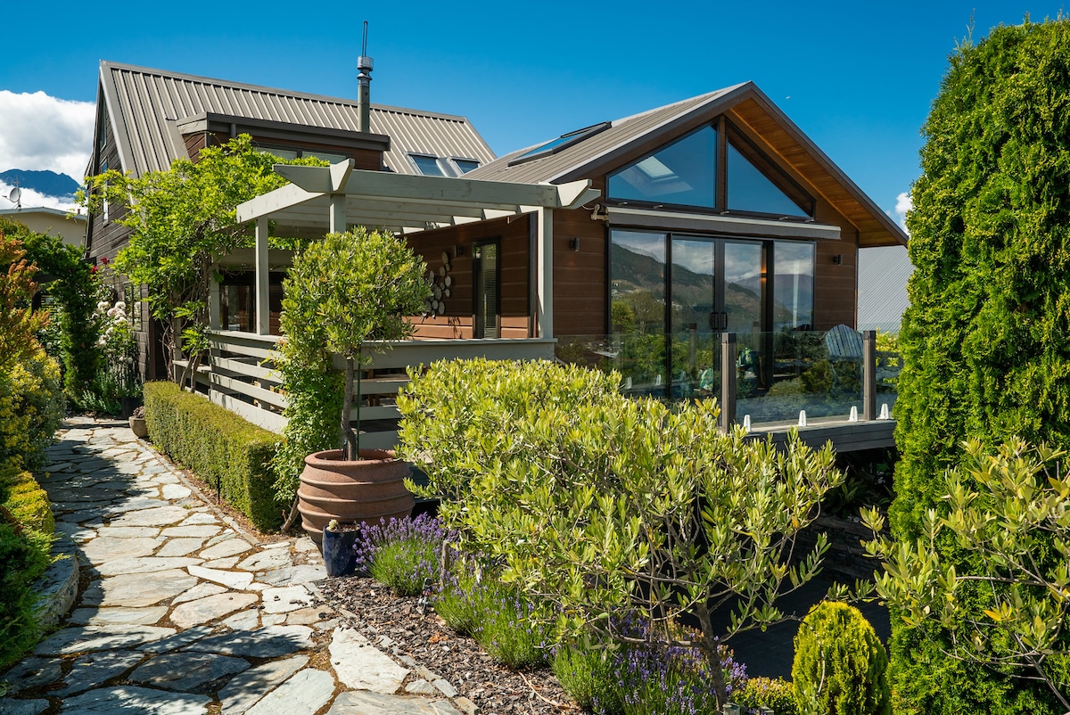 Sublime Escape - Central & Stunning Views - Houses for Rent in ...
