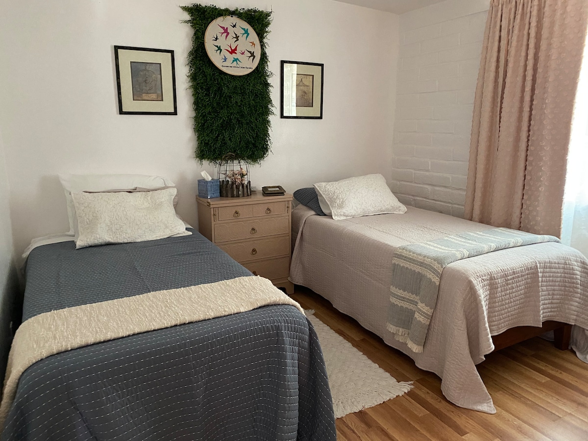 Chumba cha kulala na vitanda viwili pacha. Godoro la ziada linapatikana kwa sakafu ikiwa inahitajika. 