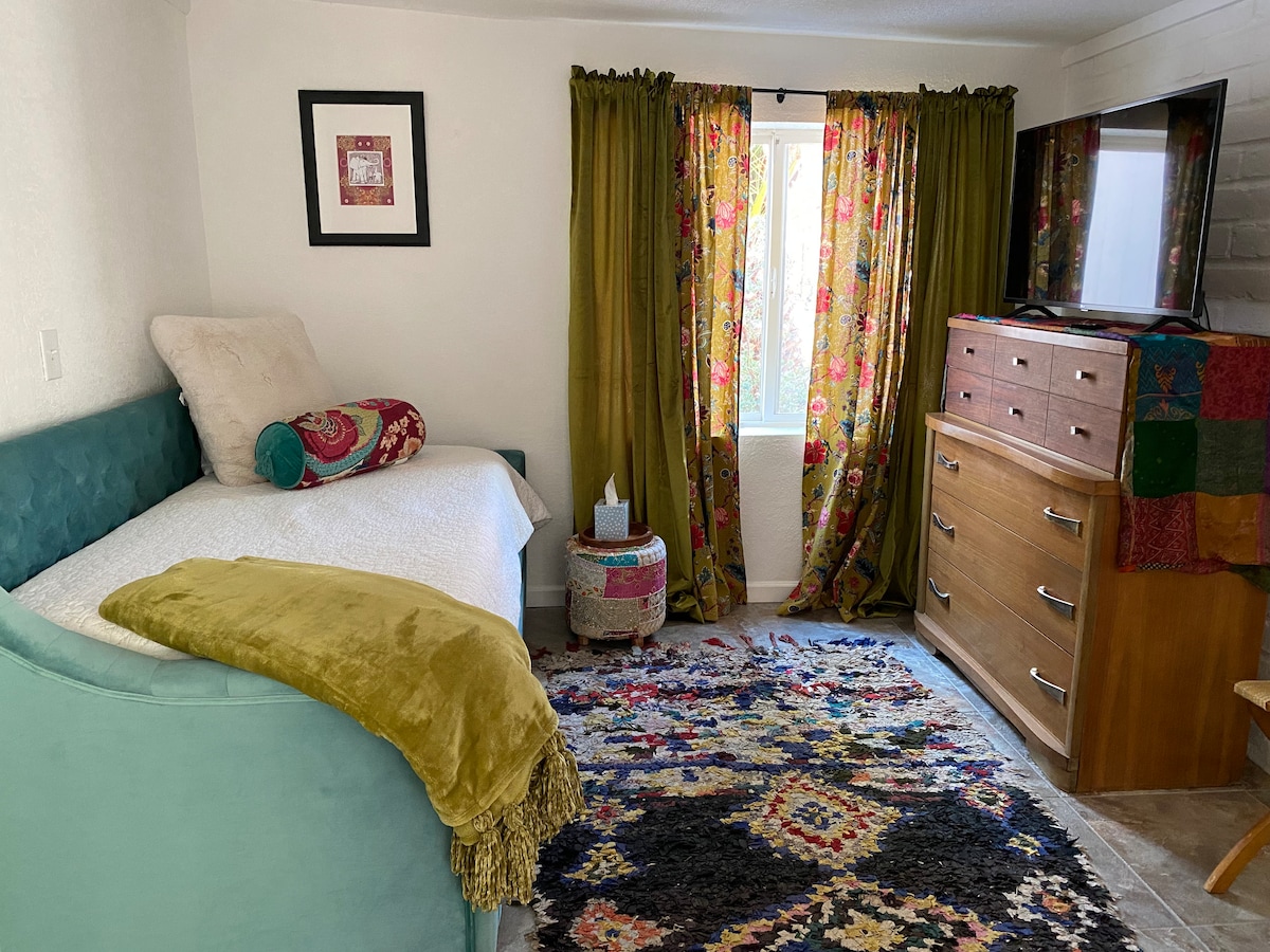 Kitanda kina godoro dogo chini yake. Pata starehe na uepuke kutoka kwa familia iliyobaki. 