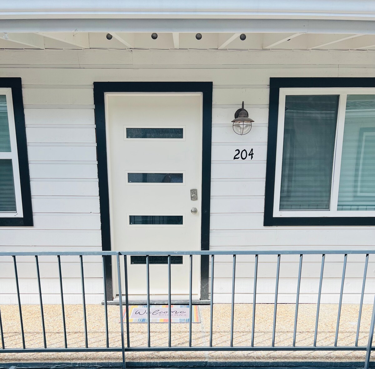 Bright Renovated Condo, minutes from UT/Downtown