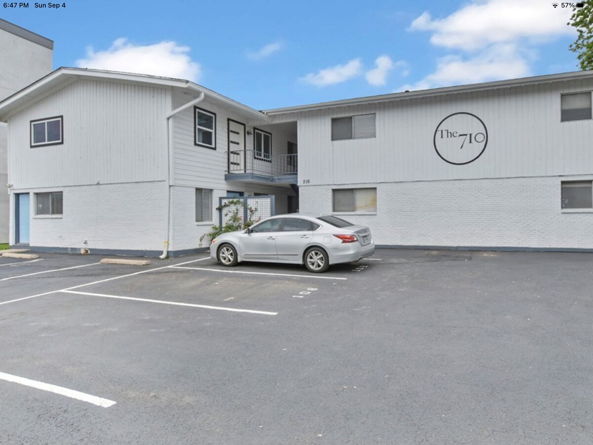 Bright Renovated Condo, minutes from UT/Downtown