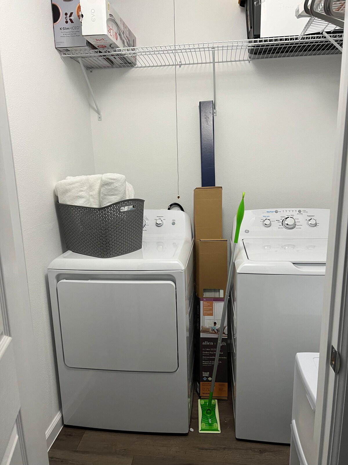 Bright Renovated Condo, minutes from UT/Downtown